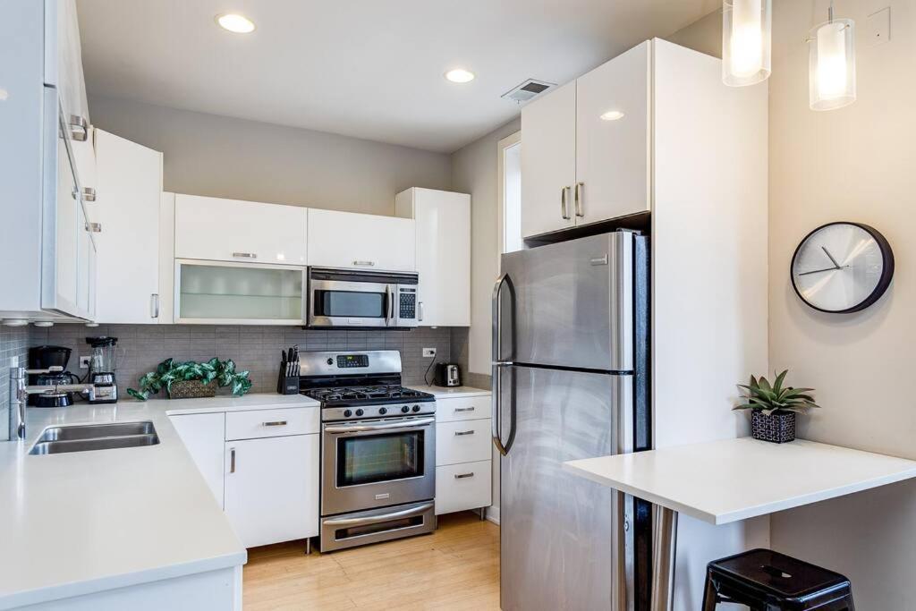 Cozy Beautiful Downtown Unit Chi In Prime River North Location Near Mag Mile - 2 Чикаго Экстерьер фото